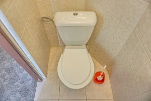 samostatné WC v podkroví