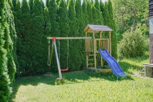 skluzavka, houpačka a pískoviště