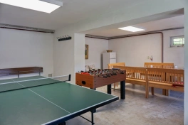 letní společenská místnost s&nbsp;posezením, stolním tenisem a&nbsp;stolním fotbálkem