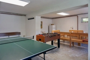letní společenská místnost s posezením, stolním tenisem a stolním fotbálkem