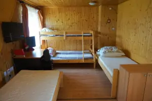 ložnice se 4 lůžky a patrovou postelí v podkroví