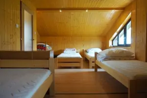 ložnice se 4 lůžky a patrovou postelí v podkroví