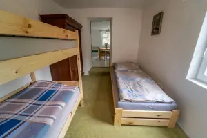 ložnice s lůžkem a patrovou postelí
