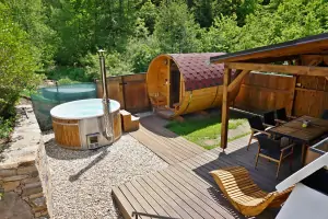 koupací sud s jacuzzi, sudová sauna a pergola s venkovním posezením