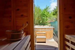 pohled ze sauny ke koupacímu sudu