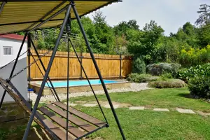 houpací lavice a bazén na zahradě