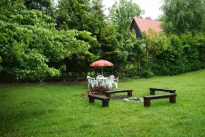 zahradní nábytek a ohniště v zahradě chaty Rusava
