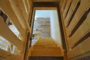 ze společenské místnosti (herny) vedou příkré mlynářské schody do podkrovní otevřené galerie