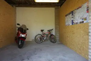 kolárna (možnost úschovy jízdních kol popř. motocyklu)