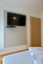ložnice s dvojlůžkem - ideální pro sledování TV přímo z postele:-)