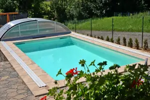 zapuštěný bazén (6 x 3,3 x 1,5 m)