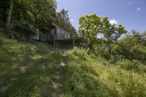 chata Hranice na Moravě leží u lesa nad městem v divoké oplocené zahradě