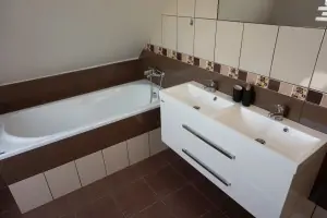 koupelna s vanou a 2 umyvadly v podkroví