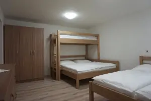 ložnice se 2 dvojlůžky a patrovou postelí pro 1 osobu