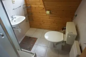 v podkroví se nachází 2 koupelny se sprchovým koutem, umyvadlem a WC