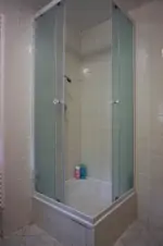 druhá koupelna v přízemí disponuje sprchovým koutem, umyvadlem a WC