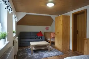 ložnice v podkroví s dvojlůžkem a přistýlkou (rozkládacím gaučem pro 1 osobu)