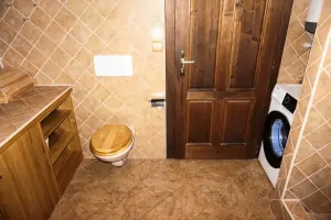 WC a pračka v koupelně