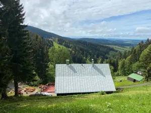 chalupa Rokytnice nad Jizerou leží v lukrativní lokalitě pod Lysou horou na turistické značce a jen 100 m od sjezdovky skiareálu Horní Domky