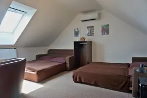 ložnice se 2 rozkládacími gauči (oba pro 2 osoby), lůžkem, TV a klimatizační jednotkou