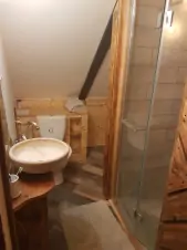 v podkroví se nachází 2 koupelny se sprchovým koutem, umyvadlem a WC