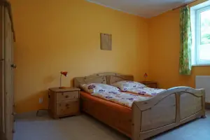 apartmán č. 2 - ložnice s dvojlůžkem, patrovou postelí a dětskou postýlkou