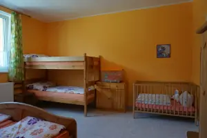 apartmán č. 2 - ložnice s dvojlůžkem, patrovou postelí a dětskou postýlkou