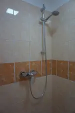 apartmán č. 3 - koupelna se sprchovým koutem a umyvadlem