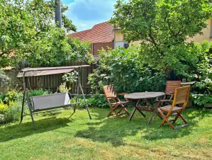 zahradní nábytek a houpací lavice na zahradě chalupy Rudíkov