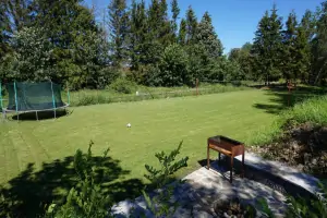 v zadní části zahrady se nachází hřiště (travnatá plocha) pro míčové hry