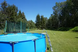 během letních prázdnin je k dispozici zahradní nadzemní bazén