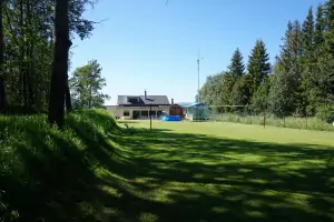 hřiště (travnatá plocha) pro míčové hry