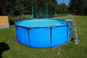 nadzemní zahradní bazén (průměr 3 m, hloubka 0,7 m)