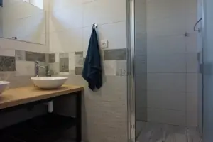 koupelna disponuje 2 sprchovými kouty