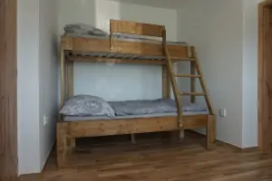 ložnice s rozkládacím gaučem pro 1 osobu a patrovou postelí pro 3 osoby