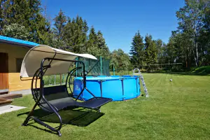 houpací lavice je ideální pro odpolední odpočinek (bazén na fotografii již není k dispozici)