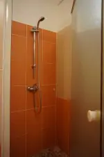 k dispozici jsou 2 koupelny se sprchovým koutem a umyvadlem