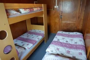 ložnice s patrovou postelí a lůžkem v podkroví