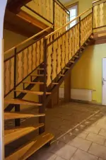 dřevěné schody do podkroví