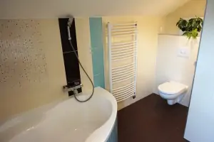 vana a WC v koupelně v podkroví