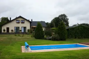 rekreační dům (chalupa) Údrč leží ve velké oplocené zahradě se zapuštěným bazénem