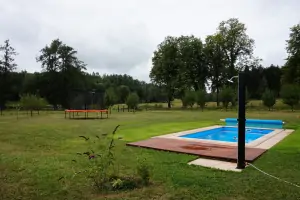na zahradě se nachází zapuštěný bazén (6 x 3 x 1,2 m)