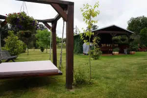 odpočinková matrace na zahradě u altánku