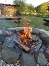 opékání špekáčků na ohništi