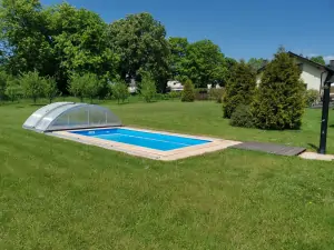 na zahradě se nachází zapuštěný bazén (6 x 3 x 1,2 m) s odsuvným zastřešením