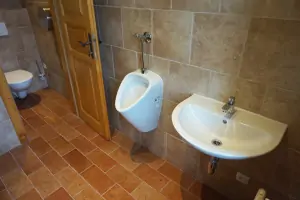 toalety u společenského sálu