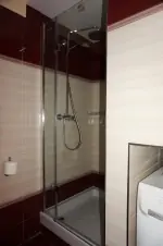 apartmán - koupelna se sprchovým koutem, umyvadlem, WC a pračkou