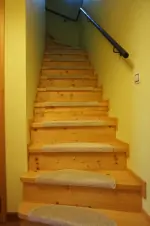 apartmán - schodiště do podkrovní ložnice