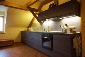 velká kuchyně v podkroví je plně vybavena pro vaření a stolování