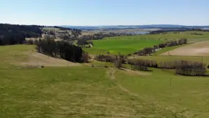 pohled z dronu na krajinu v okolí chalupy Pístov